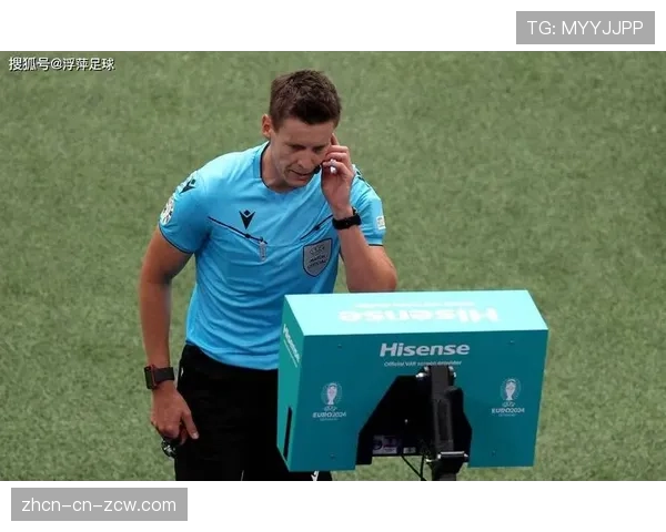 特写：争议瞬间，裁判听取VAR后判定禁区内的防守接触不构成点球